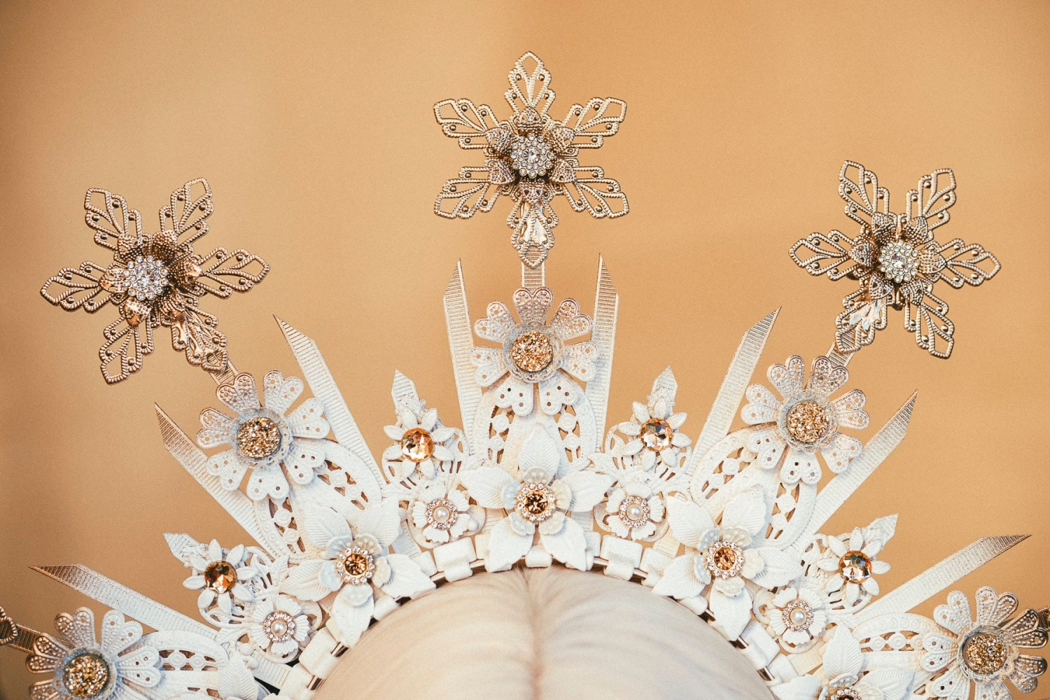 Snowflake Halo Crown Headlights Xmas Party Crown Winter Tiara White Halo Winter Wedding Photo Props Christmas Photos Shoot Jewelry 8 Snowflake Halo Crown Headlights Xmas Party Crown Winter Tiara White Halo Winter Wedding Photo Props Christmas Photos Shoot Jewelry - Image 6