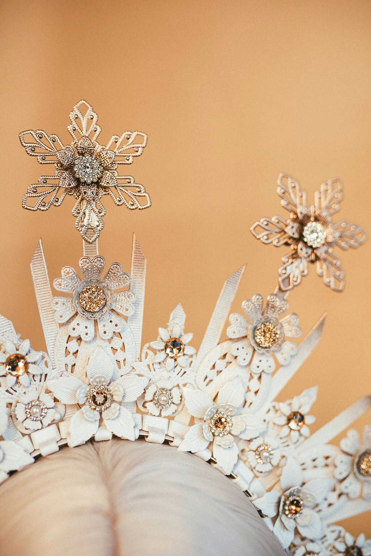 Snowflake Halo Crown Headlights Xmas Party Crown Winter Tiara White Halo Winter Wedding Photo Props Christmas Photos Shoot Jewelry 10 Snowflake Halo Crown Headlights Xmas Party Crown Winter Tiara White Halo Winter Wedding Photo Props Christmas Photos Shoot Jewelry - Image 8