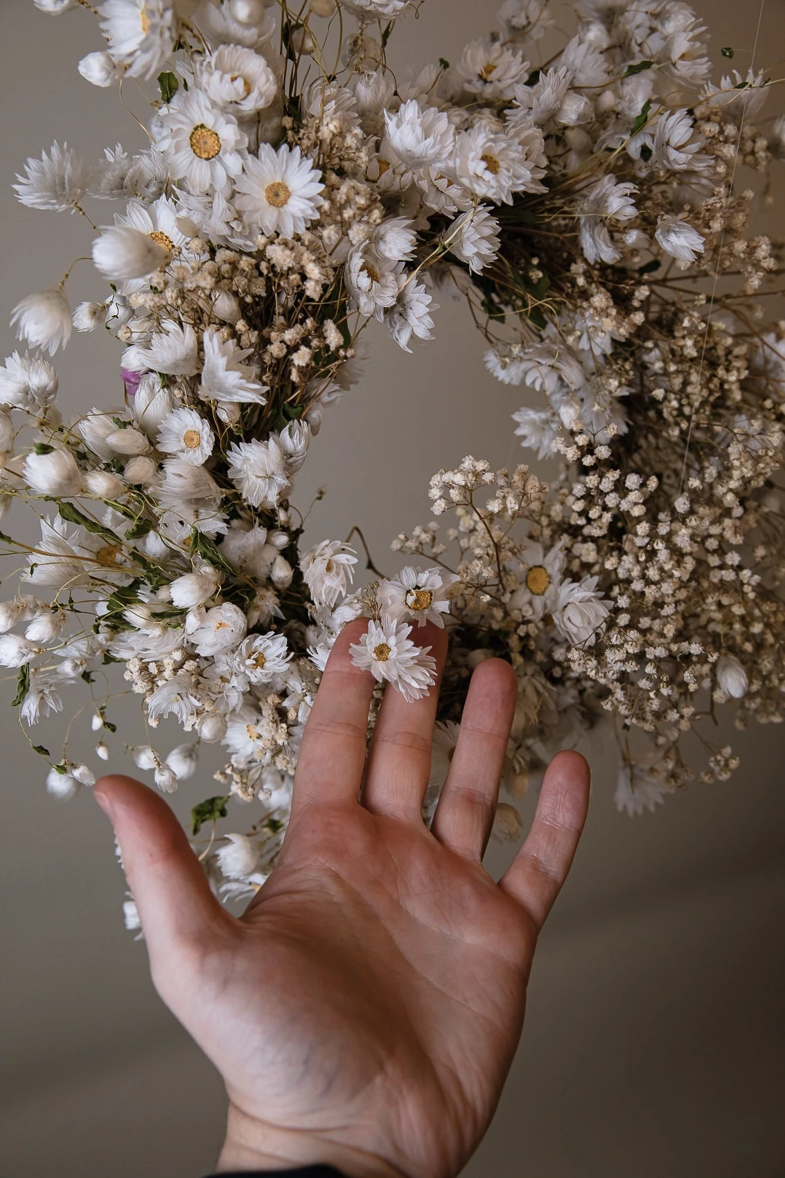 Modern Christmas Wreath No.6 / Daisies In Soft Winter Door Wreath Christmas Decoration / Christmas Wreath / Xmas Door Wreath 9 Modern Christmas Wreath No.6 / Daisies In Soft Winter Door Wreath Christmas Decoration / Christmas Wreath / Xmas Door Wreath - Image 7